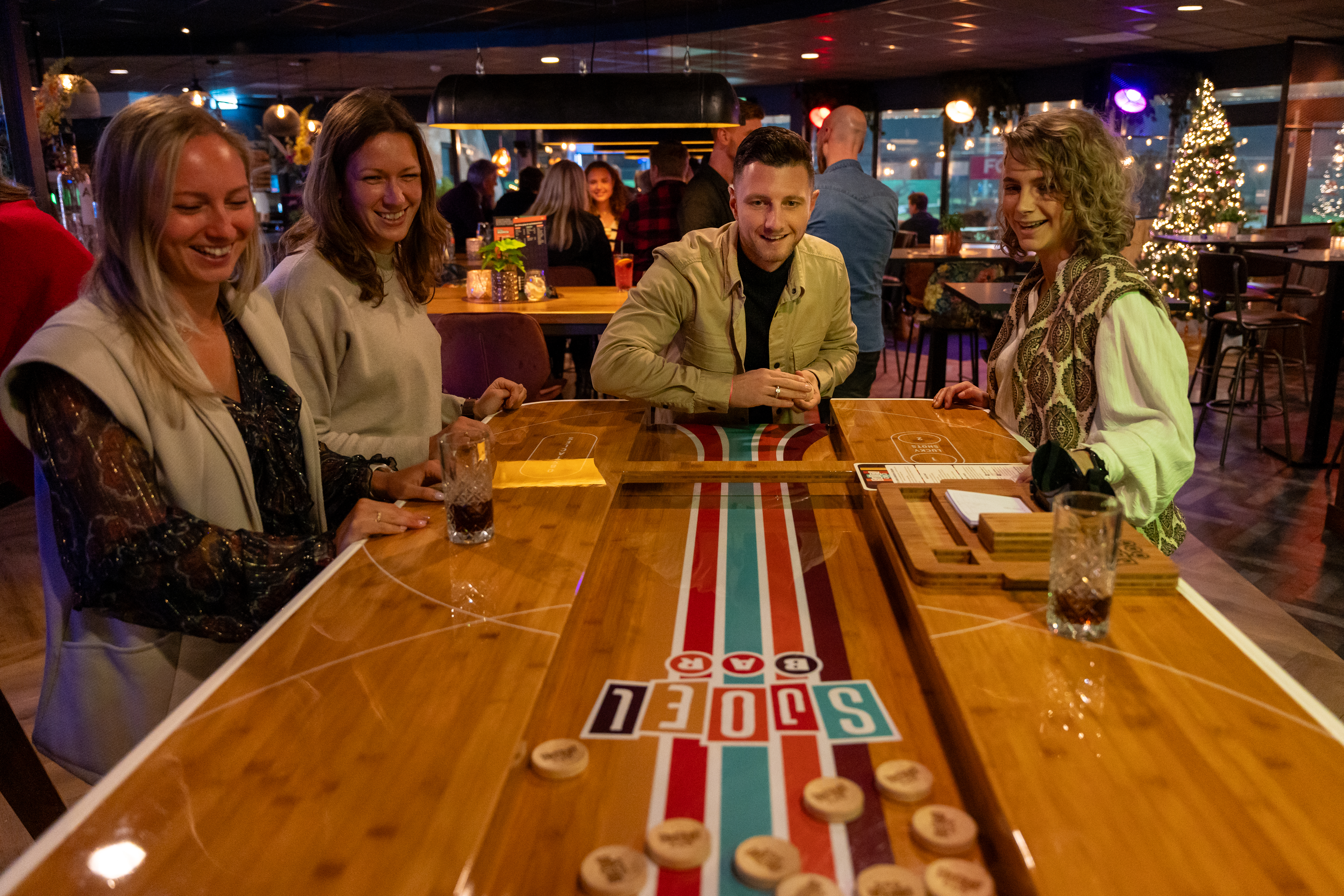 Sjoelbar: Sjoelen on steroids. 

Let op: dit is geen gewoon sjoelen, maar sjoelen on steroids. Speel in teams tegen elkaar en laat zien wat je in huis hebt!

Ben jij de Sjoel Deelder? Heb jij een onverwacht talent op de schans? Haal het meeste uit de Lucky Shots en daag je vrienden uit voor de Sjoelbar en sjoel as you have never sjoeld before!

https://dehogeheide.nl/sjoelbar